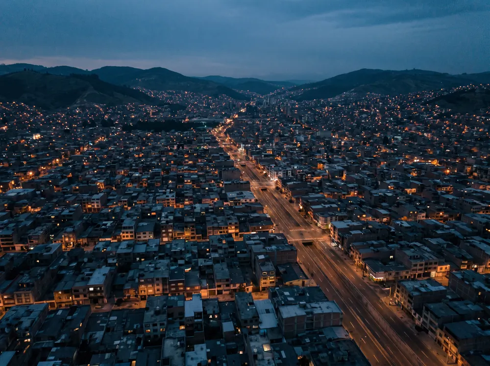 Vista aérea de una ciudad latinoamericana al anochecer